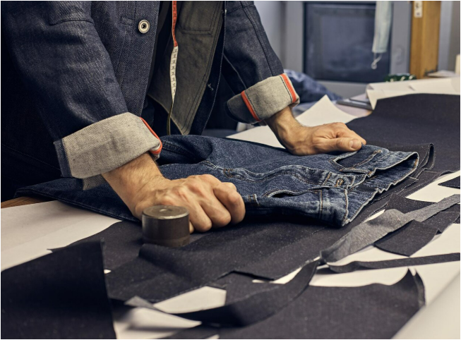 Contrôle d'un vêtement de travail en atelier à Casablanca